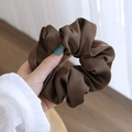 Chouchou en satin marron chocolat avec bordure en dentelle tenu dans la main - Chouchou Satin Café