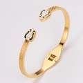 Pulsera de serpiente dorada con escamas hexagonales y detalles de ojos en esmalte - Dorado