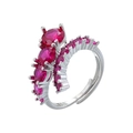 Détail d'une bague argentée ajustable ornée de strass rouges sur un fond blanc neutre - Plaqué Platine Zirconium Rose Rouge