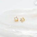 Pendientes de oro con circonitas cúbicas redondas sobre una concha blanca - 4.5mm / Oro de 14K