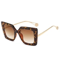 Chic tortoiseshell square sunglasses with gold metal temples and pearl detailing - Leopard Frame Gradient Brown Lens