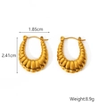 Vue détaillée des boucles d'oreilles dorées mesurant 1,85cm de large et 2,41cm de haut - Style Éventail à Ondulations Plissées (HC-E10337)