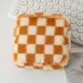 Detail van pluche dambord opbergtas met zachte textuur op een bureau-omgeving - 12.5*5*12.5cm / Bruin Wit Geruit