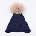 Dettaglio del berretto in maglia blu scuro con un grande pompon di pelliccia staccabile - Blu Navy - Berretto in Maglia
