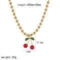 Collana a catena a sfere dorate con ciondolo a ciliegia rossa e dettaglio di foglia - Collana con Ciondolo a Ciliegia (TN3597)
