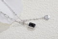 Vue détaillée du collier en argent S925 avec pendentif rectangulaire en pierre noire - Argent + Spinelle Noir Naturel