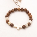 Bracciale stile etnico con perline in legno marrone e ciondolo a croce bianca - 26 Serie di Perline in Legno B Croce