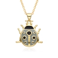 Dettaglio del ciondolo a forma di coccinella con smalto grigio e finitura oro - Forma di Coccinella (D567)