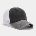 Dettaglio del cappello vintage in denim lavato con rete grigia e visiera strappata - Stile Invecchiato con Cuciture / Nero e Grigio