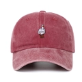 Gedetailleerde weergave van gewassen bordeaux baseballpet met grappig borduursel - Eén maat / Bordeauxrood