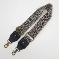 Detalle de correa ajustable de lona con estampado de leopardo y ganchos de bronce - Gancho de Bronce Antiguo / N.º 11 Cuero negro
