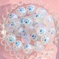 Détail de perles en verre lumineux de 16mm avec motifs de pattes de chat bleues et blanches - Empreintes de Pattes Bleues / 16mm Lumineux