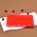 Rote 55er Herz-Silikonform für Schokolade und Gelee auf einer eleganten weißen Basis - dg-004-55 Hohlräume / Rot