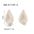 Detailansicht der Tropfenohrringe in 2cm Höhe mit matt strukturierter Edelstahl-Oberfläche - Silberner Stil (NB-E1192-S)