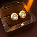 Vue détaillée de boucles d'oreilles ovales dorées avec cristaux dans une boîte en bois - Or