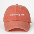 Dettaglio del ricamo 'absolutely not.' su berretto da baseball in cotone lavato rosso corallo - Arancione