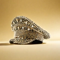 Detalle macro del sombrero de leopardo con remaches punk dorados y pedrería brillante - Ajustable / Estampado de Leopardo con Remaches