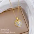 Goldene Herz-Halskette mit weißem Opal und Zirkonen auf einer beigen Schmuckbox - Herzförmiger Katzenauge Anhänger Stil (H450) / Gold