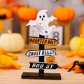 Halloween Holzwegweiser Deko mit Geist und Kürbis Motiven auf einem Spukstraßen Ständer - Geister-Stil