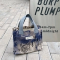 Detailansicht der Canvas-Lunchtasche mit blauem Batikmuster und grauen Tragegriffen - Tusche-Rhythmus