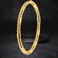 Elegante pulsera de acero de titanio dorado con cuentas cilíndricas y esféricas alternadas - Dorado