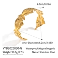 Vista detallada del brazalete de pez abierto en acero chapado en oro 18K con medidas y peso - Estilo Hueco de Pez Dorado (YYBL025030-G)