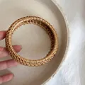 Handgeweven natuurlijke rotan armband in lichtbruin met een simpel ontwerp - Klein (Geweven) / Bruin