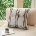 Coussin en peluche à carreaux crème moderne en tissu bouclé sur canapé blanc - Housse 45*45 / Grille de Tweed Blanc