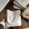 Detailaufnahme der gewebten Reisähren-Textur auf beiger Canvas-Tasche mit Magnetverschluss - Kleine Handtasche / Gebrochenes Weiß