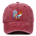 Gorra de béisbol de algodón lavado burdeos con bordado de gallo detallado y colorido - Ajustable / Burdeos