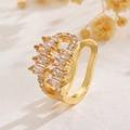 Nahaufnahme des vergoldeten offenen Rings mit mehrreihigen rechteckigen Zirkonia - Doppelschichtiger Stil (DZ-610)