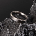 Détail macro de la bague en acier titane 6mm avec bords biseautés polis et finition brossée - US 7 / Couleur Acier