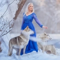Koningsblauwe avondjurk met V-hals van kant en lange tule rok in een winters sneeuwlandschap - US size 2 (S) / Blauw