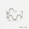 Brazalete ondulado de acero inoxidable plateado pulido, 5,82cm y peso de 12,9g - Bangle / Color Acero