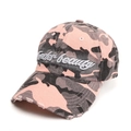 Dettaglio del ricamo 3D su cappello mimetico rosa con effetto consumato sulla visiera - Regolabile / Rosa