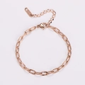 Detail eines Roségold-Gliederarmbands mit 18KGP-Anhänger und Karabinerverschluss - Roségold