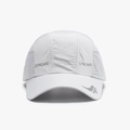 Weiße schnelltrocknende Baseballkappe mit Laser-Belüftung und minimalistischem Branding - Verstellbar / Hellgrau