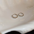 Elegantes pendientes de aro plateados con perlas en bandeja blanca de estilo sencillo - Pendientes de aro de perlas / Plateado