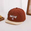 Dettaglio cappellino bimbo bicolore con ricamo Hello 11 bianco e visiera morbida - 48-50cm (6-20 Mesi) / Borgogna