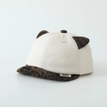 Détail des oreilles de chat à motif léopard et étiquette sur une casquette enfant - 50cm (Recommandé 1-3 Ans) / Casquette plate / Blanc Cassé