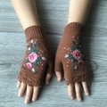 Guantes de punto marrón oscuro sin dedos con elegante bordado de rosas rosas para mujer - Talla única / Marrón