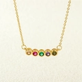 Dettaglio della collana dorata con cinque gemme colorate vivaci a taglio rotondo - Stile 5 Zirconia (NE1616)