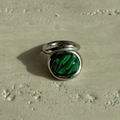 Anello in acciaio al titanio argento lucido con una grande malachite verde ovale - US 6 / Argento con malachite