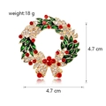 Kerstkrans broche met rode kristallen en groen emaille met gouden belletjes detail - Kerstkrans met Bellen (B149-A)