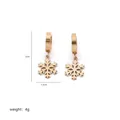 Détail de boucles d'oreilles flocon de neige dorées avec dimensions 3 cm et poids 4 g - Flocon de neige / Doré