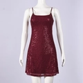 Detaillierte Makroaufnahme der weinroten Pailletten-Textur am rückenfreien Minikleid - S / Burgunderrot