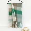 Nahaufnahme von weichem Karo-Mohair-Schal mit Fransen an einem minimalistischen Kleiderbügel - 210cmx40cm / Grün
