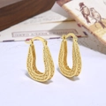 Gros plan détaillé de boucles d'oreilles en U plaquées or 18 carats aux motifs ajourés fins - Style en U Filigrane Ajouré (ZYN-DME364G)