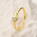 Vergoldeter offener Fischgräten-Ring mit Zirkonia auf weißem strukturiertem Steinboden - Fischgräten-Stil (13299) / Einstellbar Offen / Gold