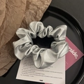 Scrunchie Y2K in pelle PU argento metallizzato con trama lucida e design retrò - Scrunchie piccolo